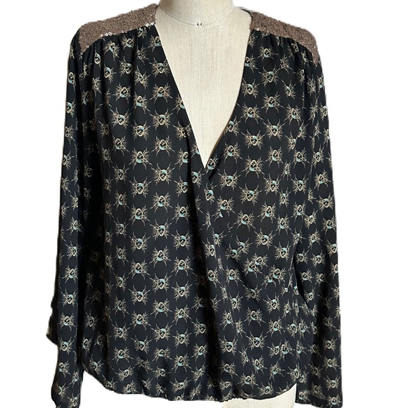 House of Harlow Long Sleeve Blouse With One Button on Back. Size medium - Picture 1 of 10